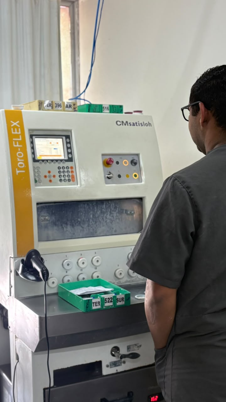 Técnico operando o equipamento Toro-FLEX