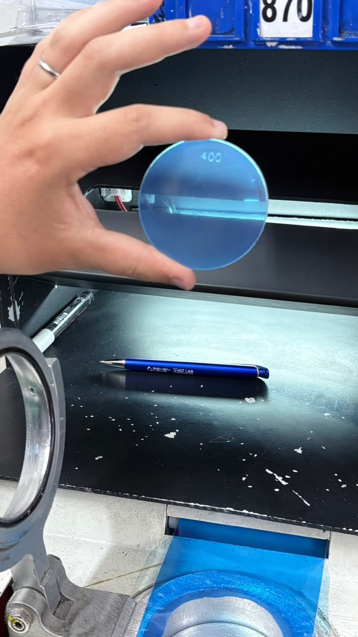 Lente sendo inspecionada no laboratório G7